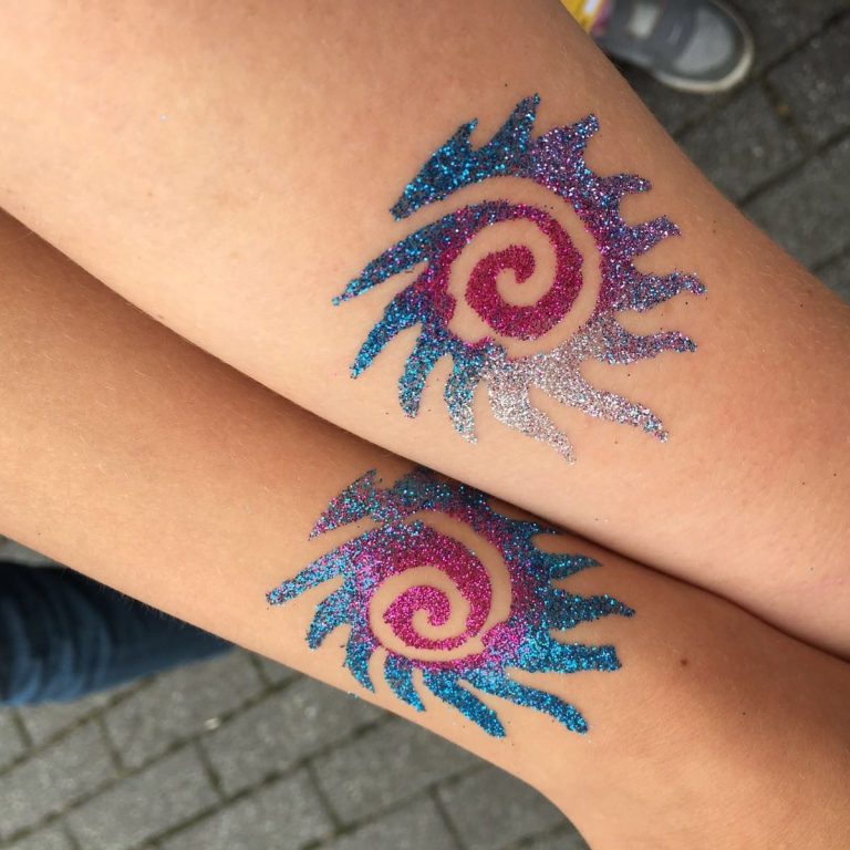 Glitzertattoos in Form einer Sonne in pink-blauem Farbverlauf.